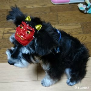 鬼のお面をつけて豆まき